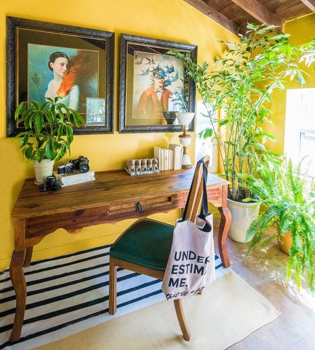 DÉCOR DO DIA: home office com madeira, quadros e paredes coloridas.